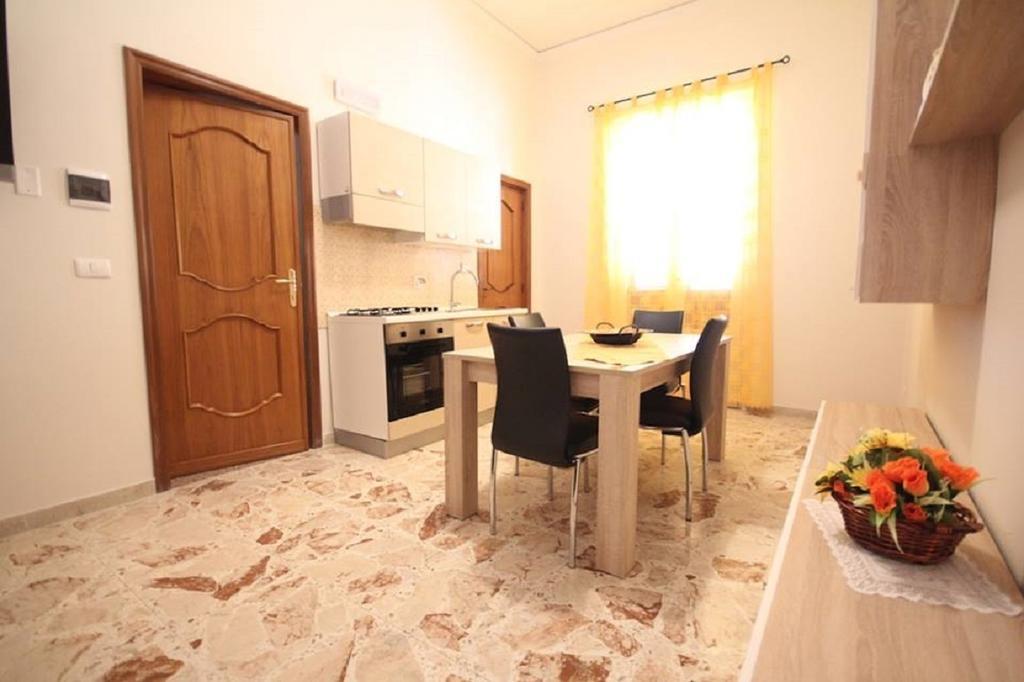 Le Tre Rose Di Mary Apartment Avola Bagian luar foto